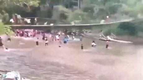 VIDEO: Decenas de heridos al derrumbarse un puente colgante durante una carrera para atrapar patos en Indonesia