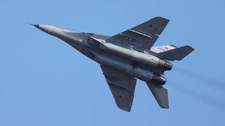 Un caza ruso MiG-29 ahuyenta a un P-8A Poseidon de Noruega sobre el mar de Barents