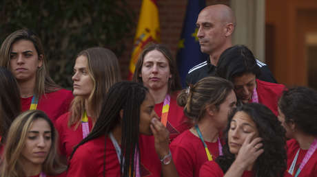 Jugadora española besada a la fuerza por alto directivo del fútbol pide "medidas ejemplares"