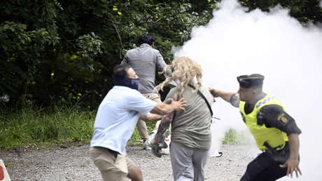 VIDEO: Mujer con un extintor se abalanza para impedir la quema del Corán en Suecia