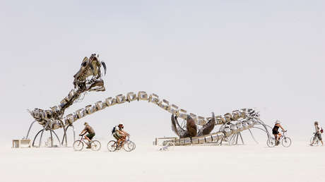 Arrestan a punta de pistola a activistas climáticos que bloquearon la autopista hacia el festival Burning Man (VIDEOS)