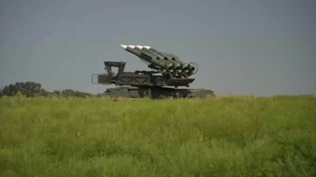 Militares rusos muestran un sistema antiaéreo Buk-M3 que protege sus filas al norte de Donetsk (VIDEO)