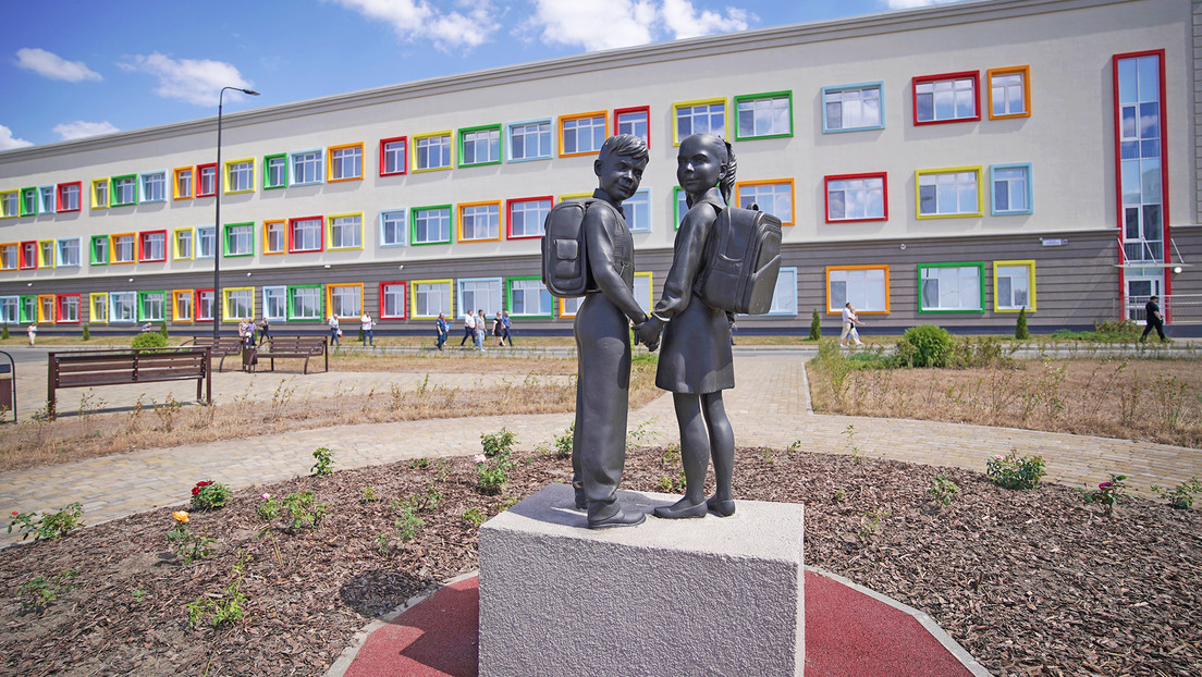 Rusia abre una escuela de vanguardia para 1.100 alumnos en Mariúpol (VIDEO)