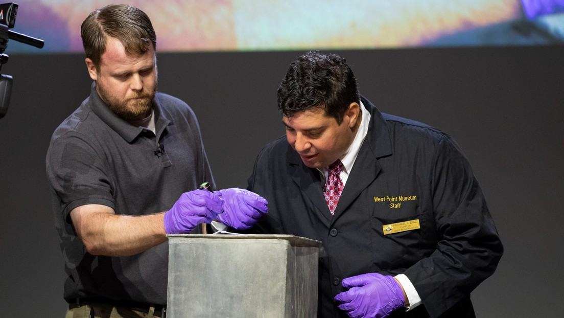 Encuentran objetos en una cápsula del tiempo de 200 años de antigüedad que parecía vacía (FOTOS, VIDEO)