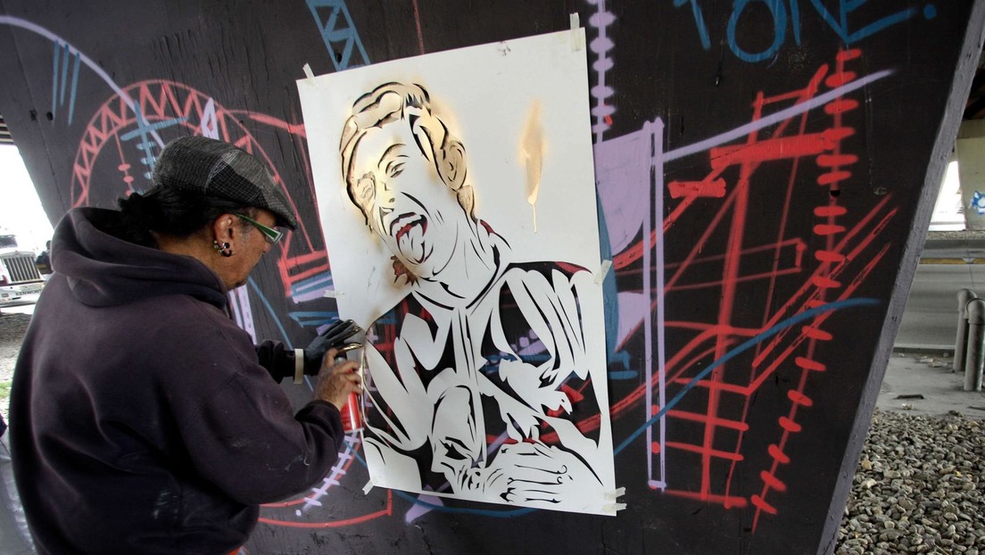 Qué relación tiene el asesinato de un grafitero colombiano con la doctrina de EE.UU. del "enemigo interno"