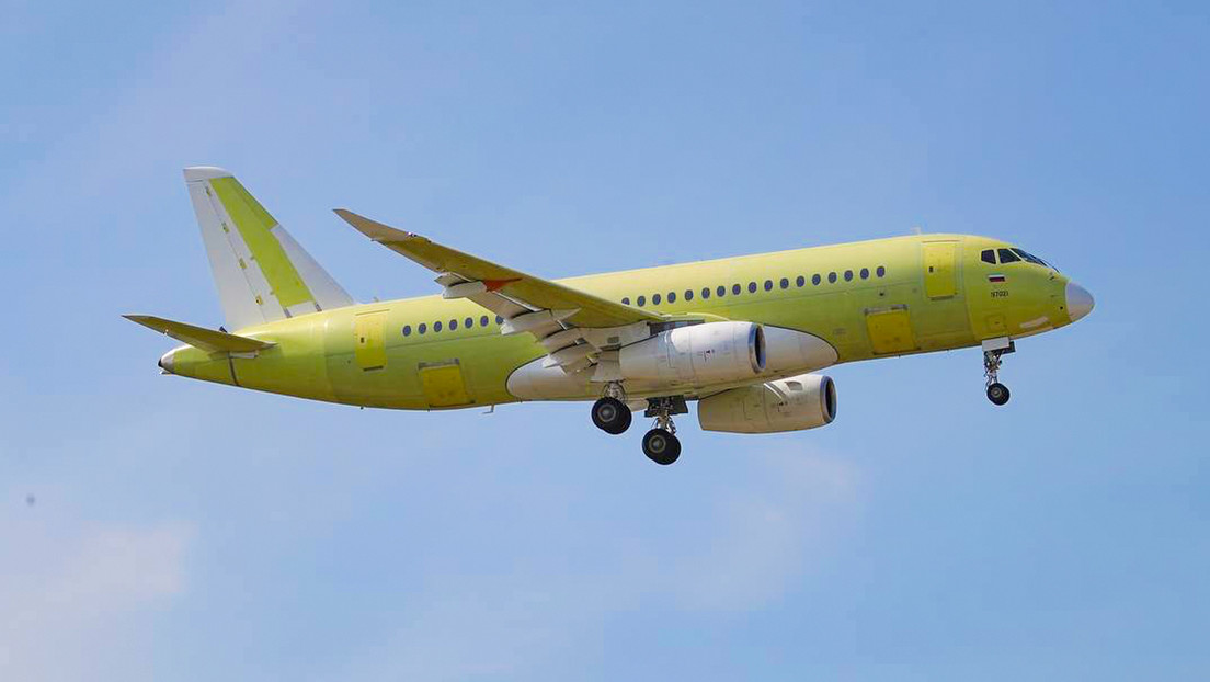 El avión ruso SSJ 100 fabricado con componentes nacionales realiza su segundo vuelo