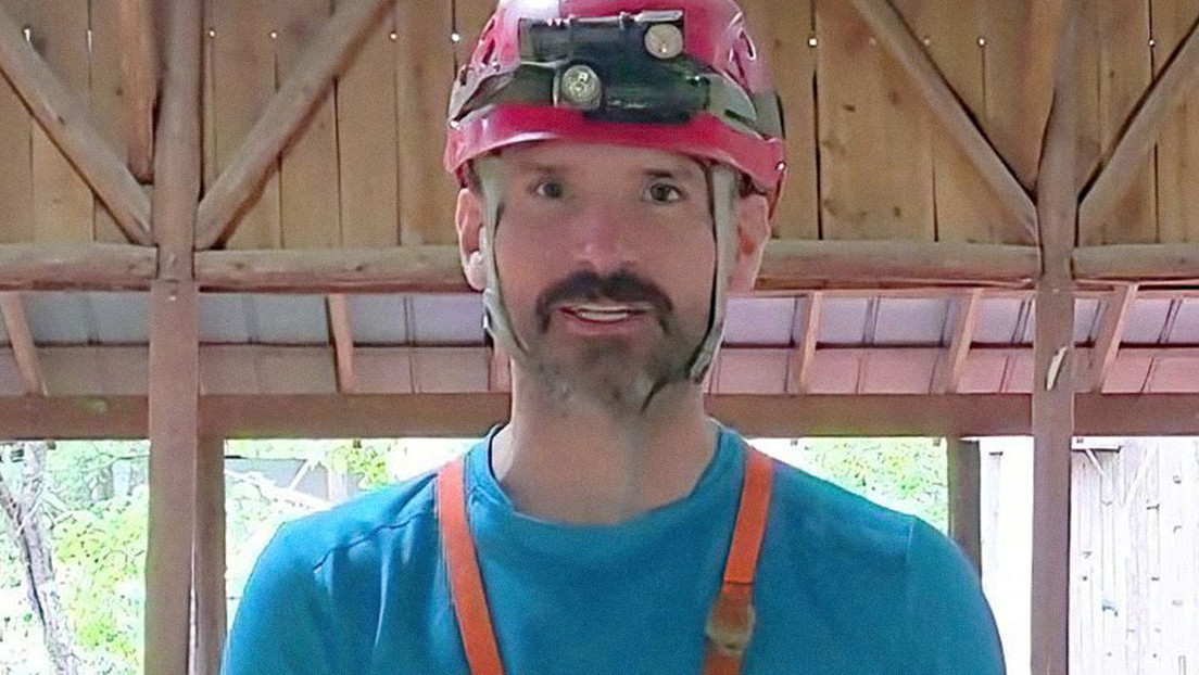 Intentan liberar a un espeleólogo en "uno de los rescates de cueva más grandes del mundo"