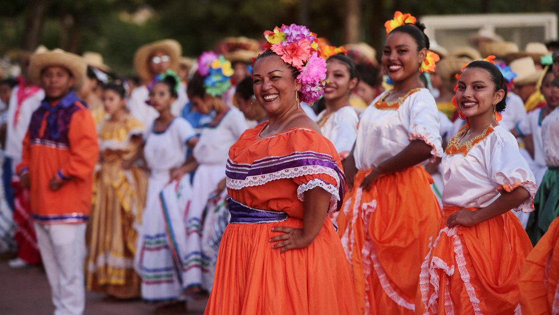 Con color propio: nicaragüenses celebran por primera vez el Día de la Vestimenta Nacional del Huipil