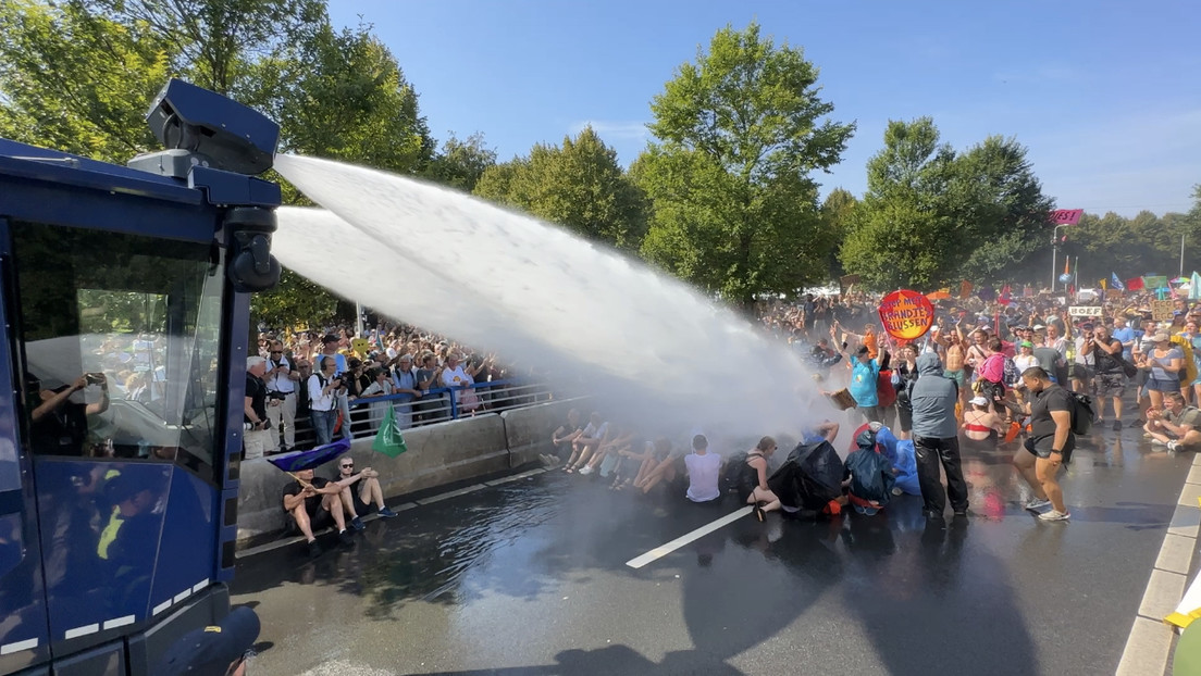 Más de 2.400 ecoactivistas son detenidos por bloquear una importante autopista en Países Bajos