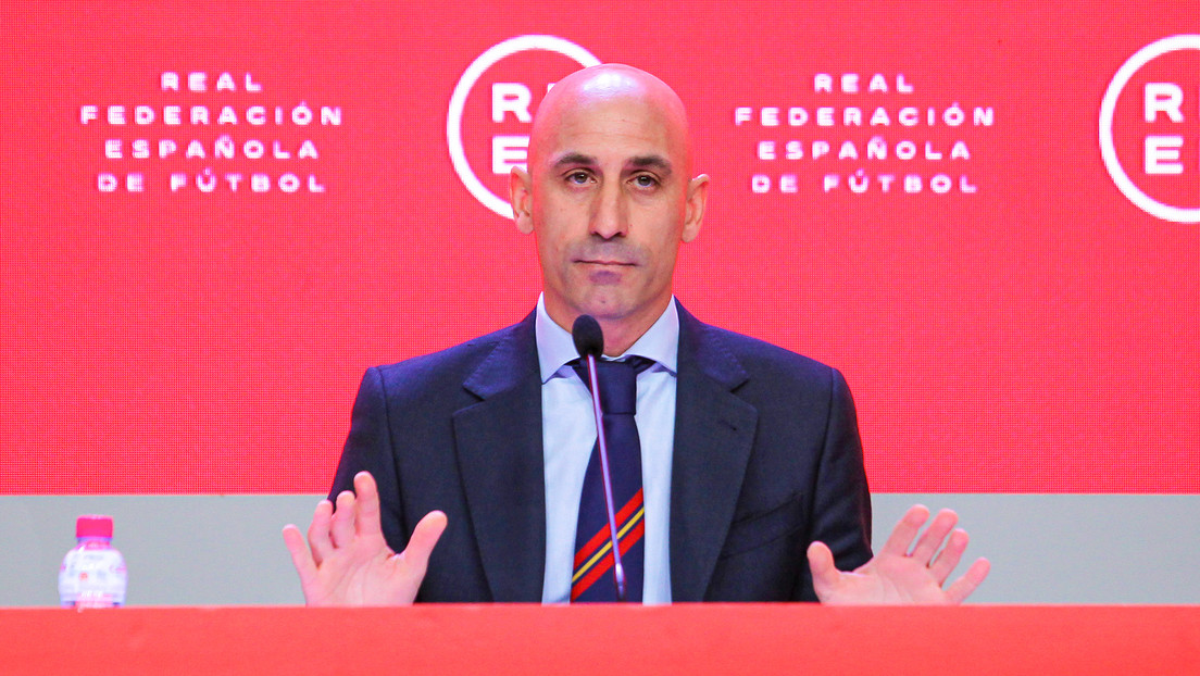 La Audiencia Nacional de España imputa a Rubiales y le cita a declarar por el beso a Jenni Hermoso