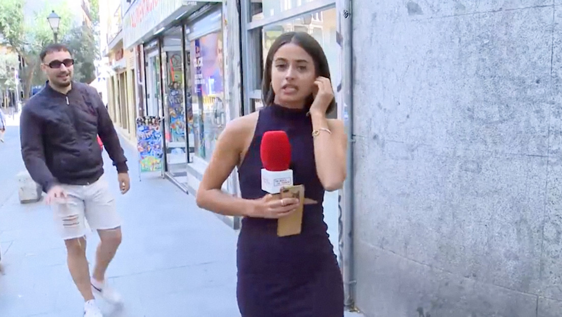 Agresión en cámara: un hombre le toca el trasero a una periodista durante un directo en España