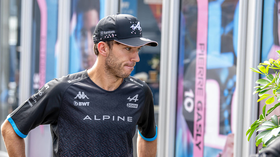 VIDEO: Piloto de Fórmula 1 muestra el dedo medio tras ordenarle ceder su lugar a su compañero