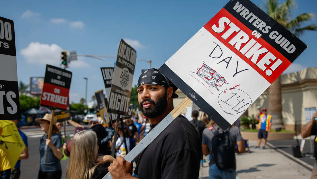 Los guionistas de Hollywood alcanzan un acuerdo provisional para poner fin a la huelga