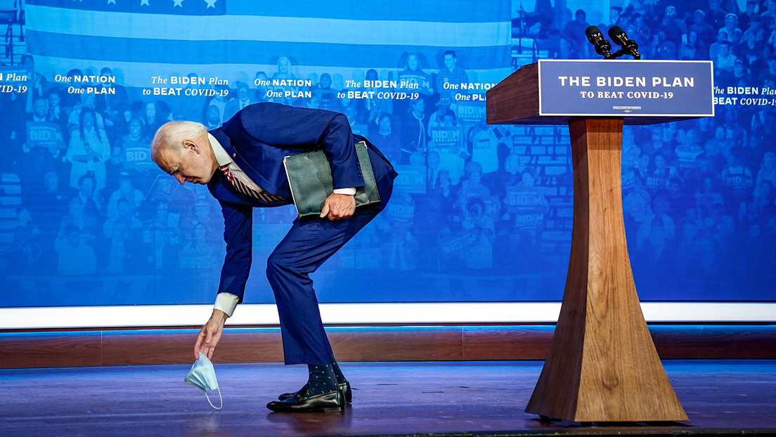 Axios: Biden lleva zapatos tenis y utiliza escalera corta para subir al avión y evitar tropiezos