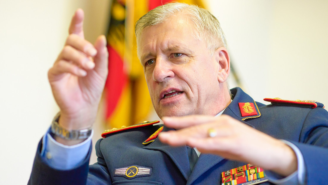 Suspenden a un general alemán por intentar besar a un soldado en la boca