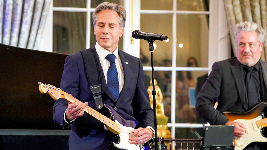 VIDEO: Blinken exhibe sus dotes musicales en un evento oficial