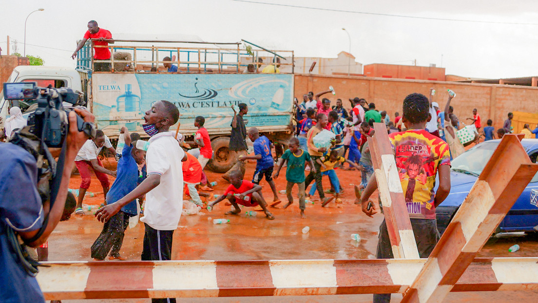 VIDEO: Habitantes de Níger atacan un camión con agua potable destinada a los soldados franceses