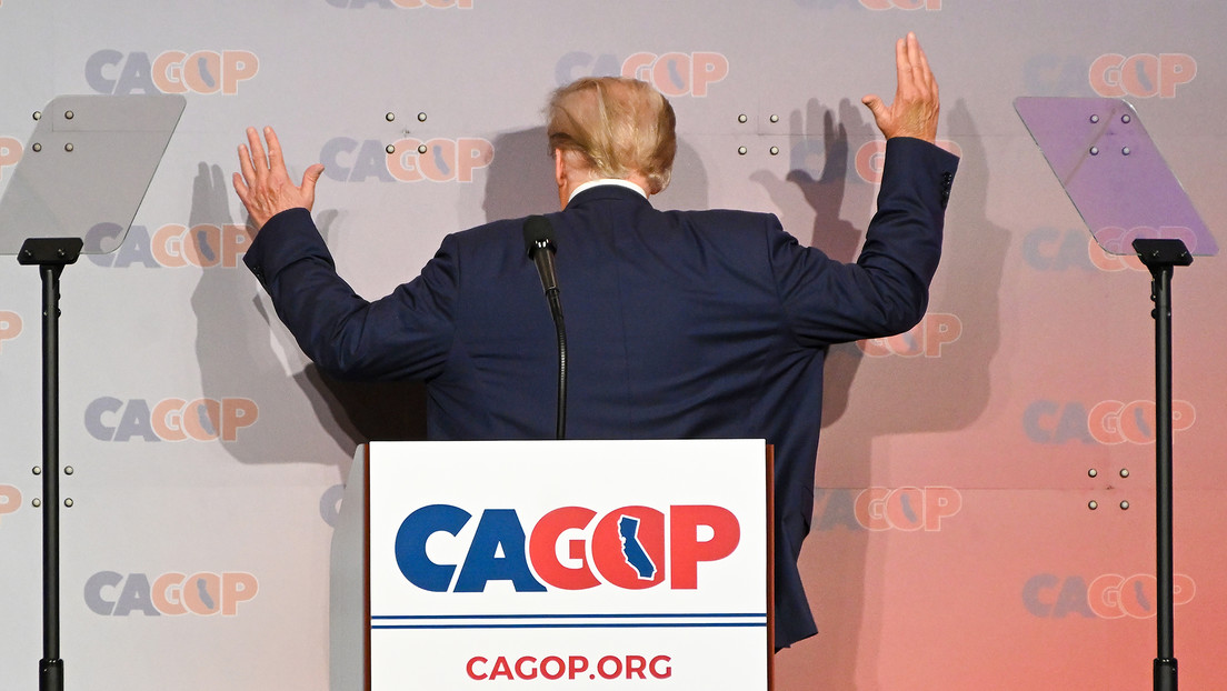 "¿Dónde demonios estoy?": Trump imita a Biden perdiéndose en el escenario (VIDEO)