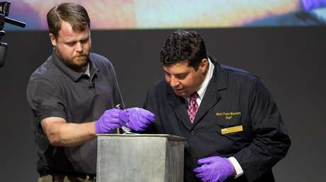 Encuentran objetos en una cápsula del tiempo de 200 años de antigüedad que parecía vacía (FOTOS, VIDEO)