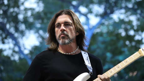 VIDEO: Juanes sorprende a sus fanáticos al cantar en la calle tras anularse su 'show' en España