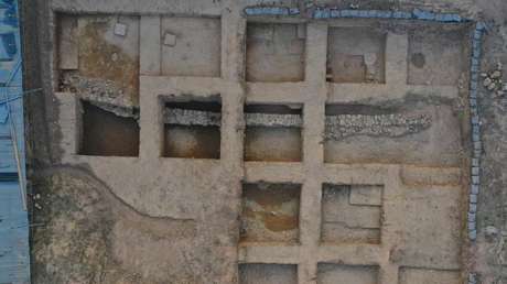 Objetos de hace 2.800 años salen a luz en una antigua ciudad griega hundida