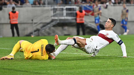 VIDEO: Cristiano Ronaldo patea el rostro del portero de Eslovaquia