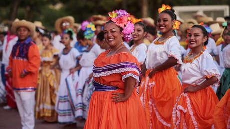 Con color propio: nicaragüenses celebran por primera vez el Día de la Vestimenta Nacional del Huipil