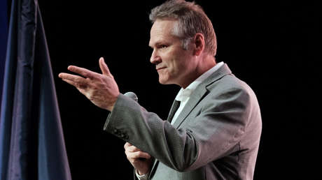 El gobernador de Alaska, Mike Dunleavy