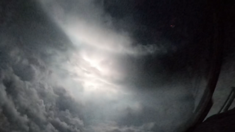 Captan un video desde el ojo de un huracán de categoría 5 lleno de relámpagos en el Atlántico
