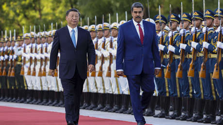 Maduro firma un acuerdo con China para llevar al primer venezolano a la Luna