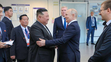 Putin regala a Kim Jong-un el guante de un traje espacial usado en órbita