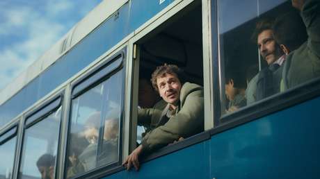 VIDEO: Un ladrón intenta escapar por la ventana de un minibús y queda atascado