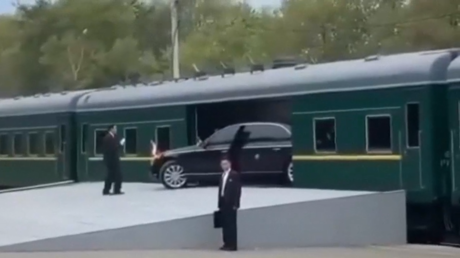 La limusina de Kim Jong-un aparca en su tren blindado (VIDEO)