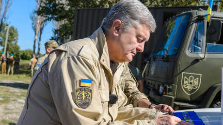 Captan al expresidente ucraniano Piotr Poroshenko luciendo un símbolo nazi