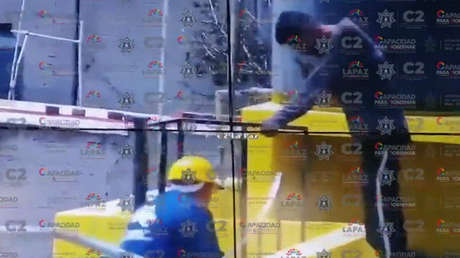 Policía se disfraza de obrero para evitar el suicidio de un hombre en México (VIDEO)