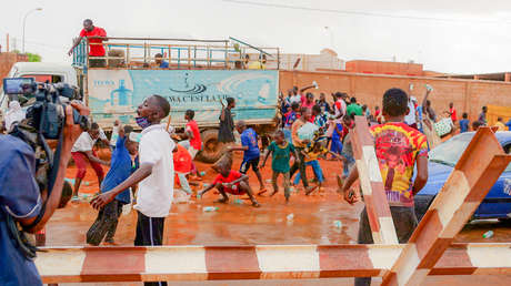 VIDEO: Habitantes de Níger atacan un camión con agua potable destinada a los soldados franceses
