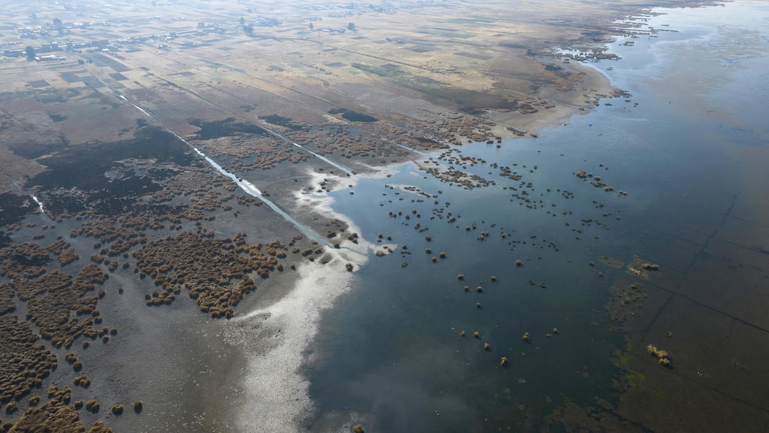 Bolivia y Perú en alerta tras registrarse el nivel histórico más bajo de agua en el lago Titicaca