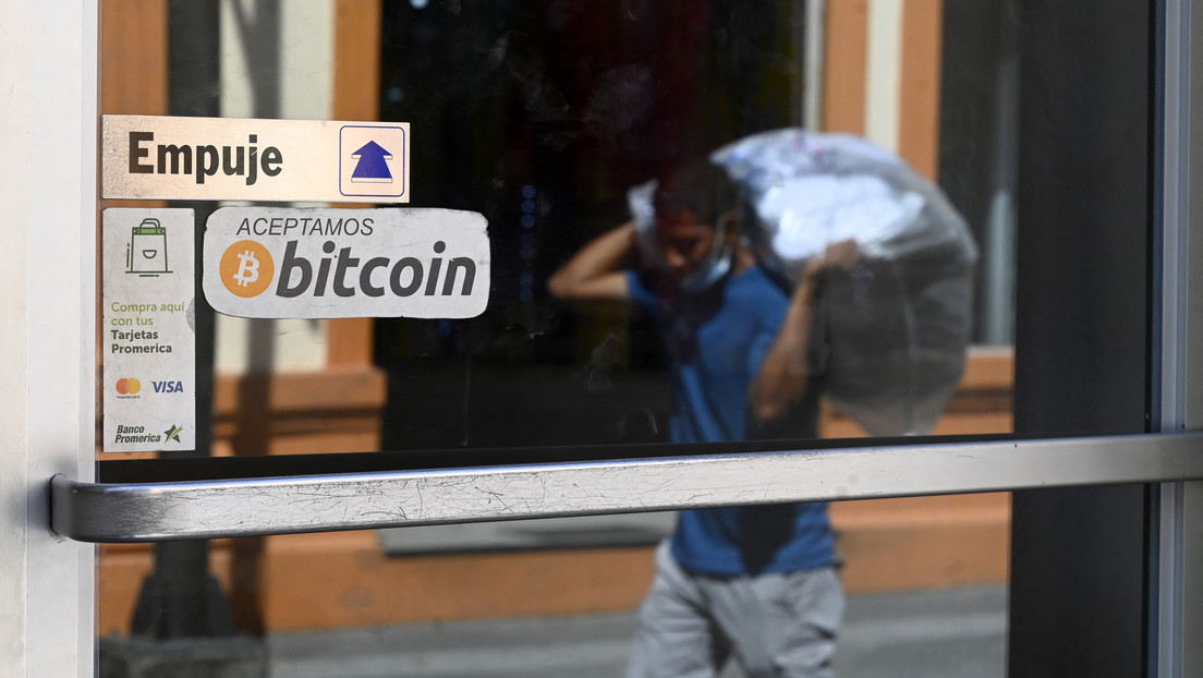 El Salvador lanza su primer 'pool' de minería de bitcóin que aprovechará energía de los volcanes