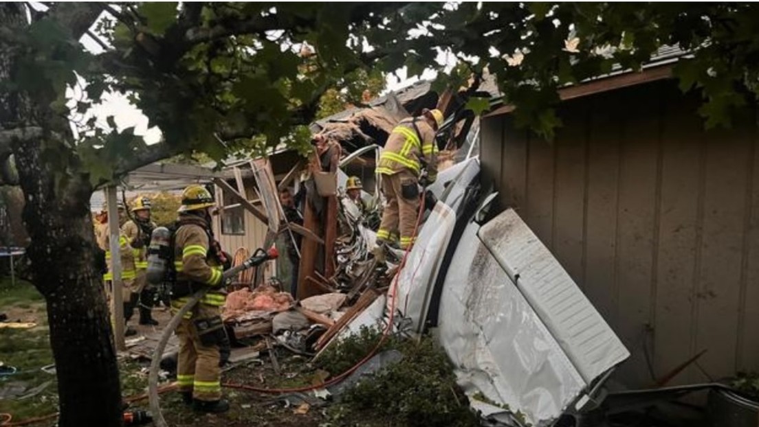 Una avioneta "gira en espiral hacia tierra" y se estrella contra el tejado de una casa en Oregón (VIDEO)