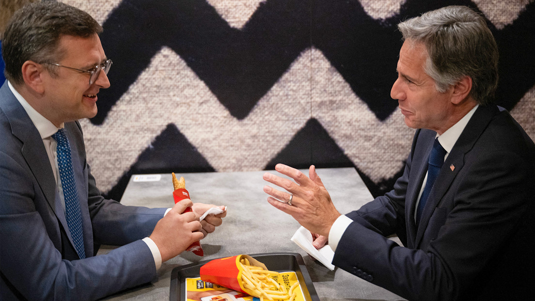Canciller ucraniano revela que pidió a Blinken llevar de vuelta McDonald's a Ucrania