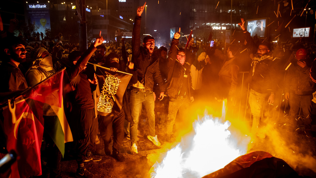 VIDEO: Policía usa cañones de agua contra manifestantes que intentan asaltar el Consulado de Israel en Estambul