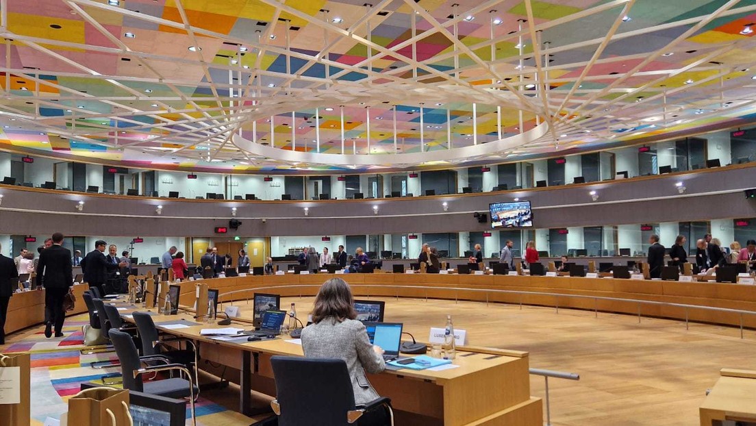 Asilos más duros y filtros por países: los puntos más controvertidos del 'pacto migratorio' que ultima la UE