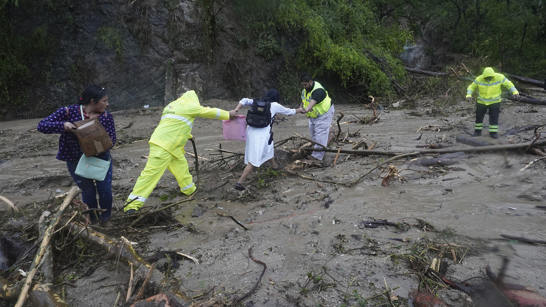 Río desbordado, carreteras incomunicadas y destrozos: las afectaciones del huracán Otis en México