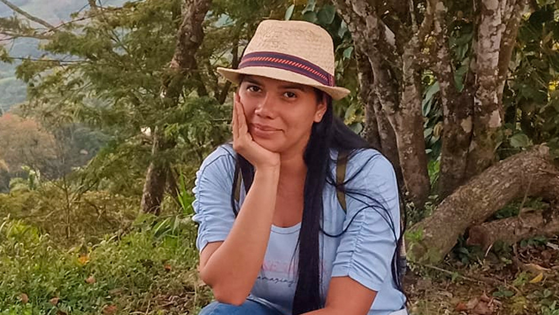 Balean vehículo donde se desplazaba candidata a una alcaldía en Colombia