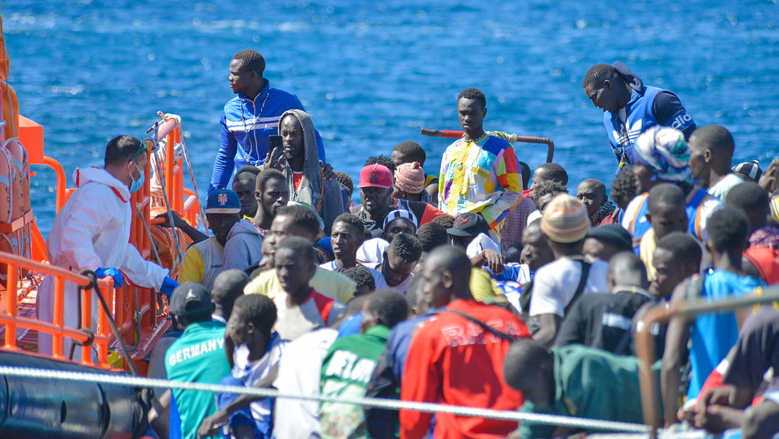 Político español invita a sus colegas a ver desembarcos de migrantes para que tengan empatía