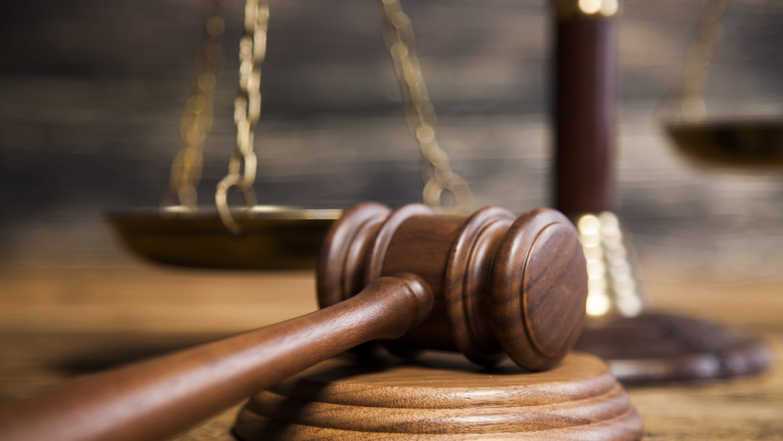 Víctima "extremadamente enojada" golpea en la cara a un anciano pedófilo en un tribunal de EE.UU.