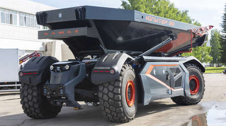 VIDEO: Así es un enorme volquete robótico ruso con 27 toneladas de capacidad de carga
