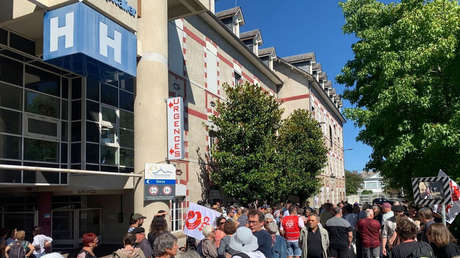 Más de 2.000 personas protestan por el cierre del servicio de Emergencias en una localidad francesa de 7.000 habitantes