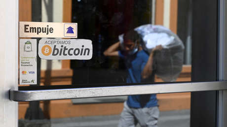 El Salvador lanza su primer 'pool' de minería de bitcóin que aprovechará energía de los volcanes