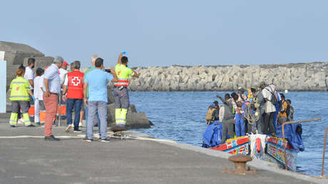 La llegada récord de 2.300 migrantes en una semana impacta la vida en la isla española de El Hierro